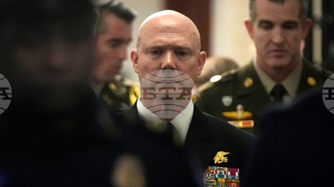 Адмирал от ВМС на САЩ заяви, че не е получавал заповед „да убие всички“, след като двама оцелели при удар срещу корабче бяха убити при втора атака