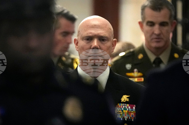 Адмирал от ВМС на САЩ заяви, че не е получавал заповед „да убие всички“, след като двама оцелели при удар срещу корабче бяха убити при втора атака