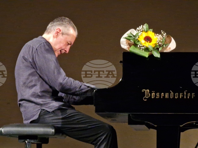 Първият концерт на пианиста Людмил Ангелов във Велико Търново препълни залата на читалище „Надежда“