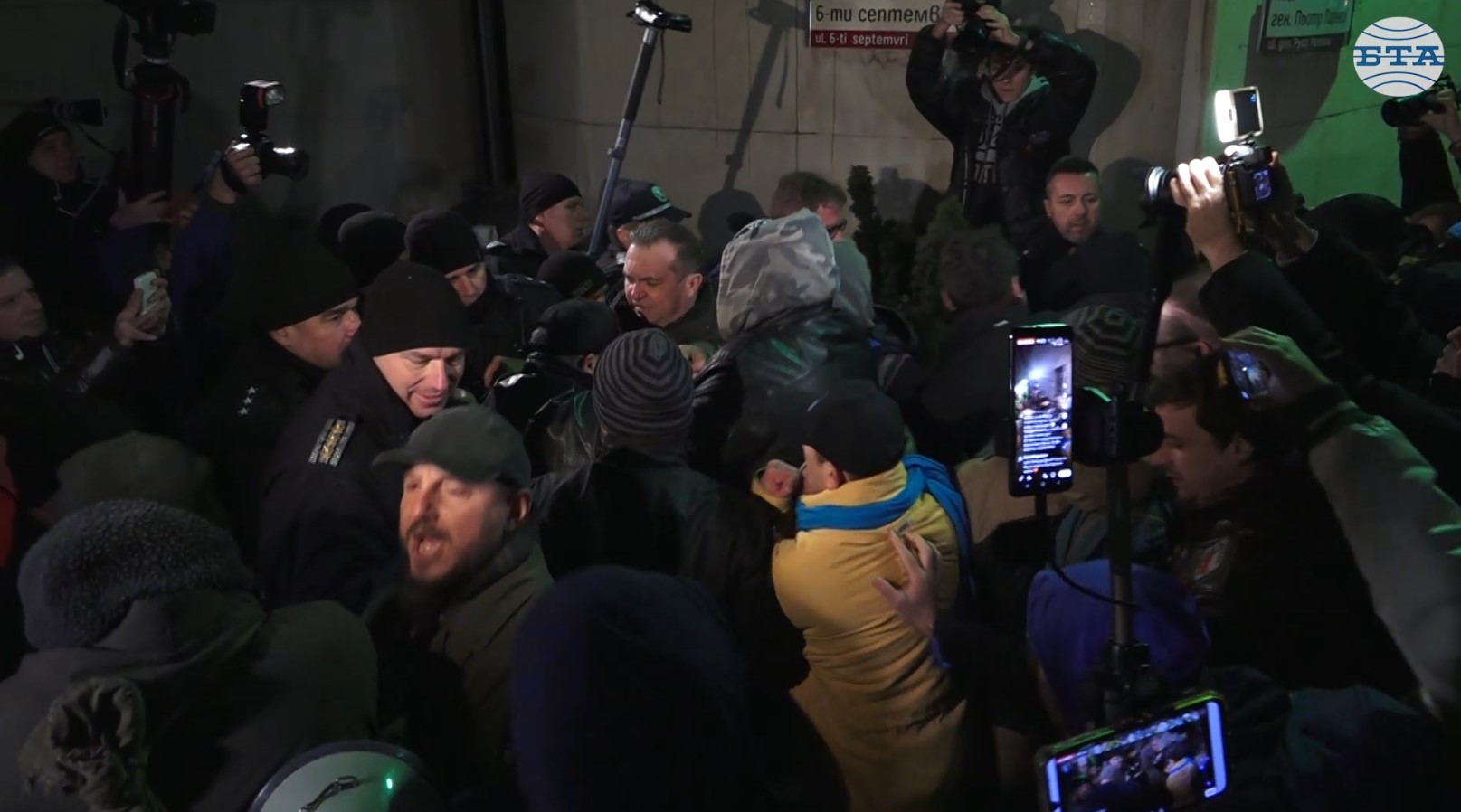 Граждани се събраха на протест пред МВР с искане за оставка на Даниел Митов