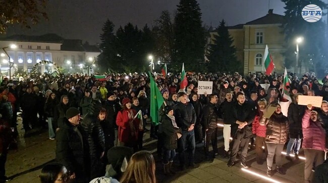 Жители на Враца излязоха тази вечер на протест и преминаха с шествие по централната пешеходна улица