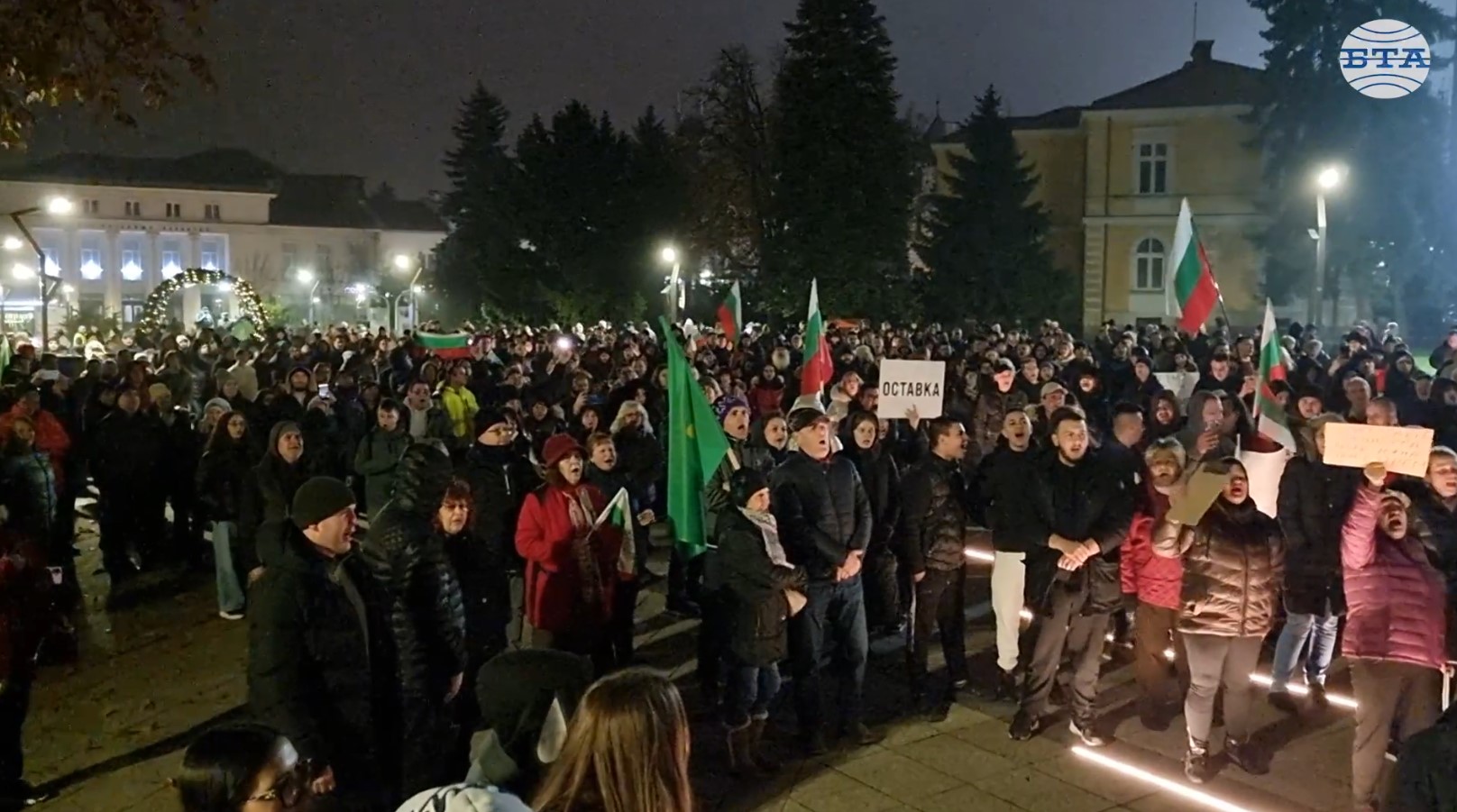 Жители на Враца излязоха тази вечер на протест и преминаха с шествие по централната пешеходна улица