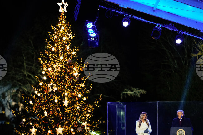 Първата дама на САЩ запали светлините на коледното дърво край Белия дом