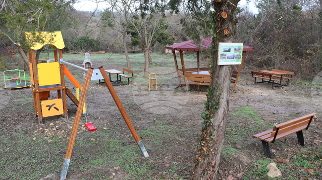 Община Нови пазар изгради три къта за отдих в три села по проекти в рамките националната кампания "Чиста околна среда – 2025 г."