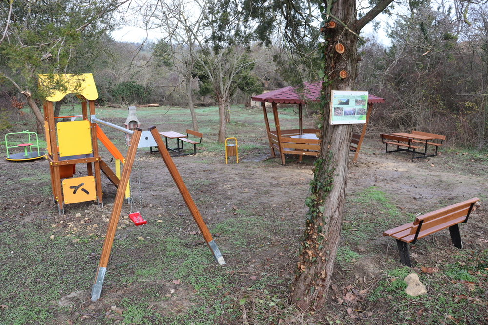 Община Нови пазар изгради три къта за отдих в три села по проекти в рамките националната кампания "Чиста околна среда – 2025 г."