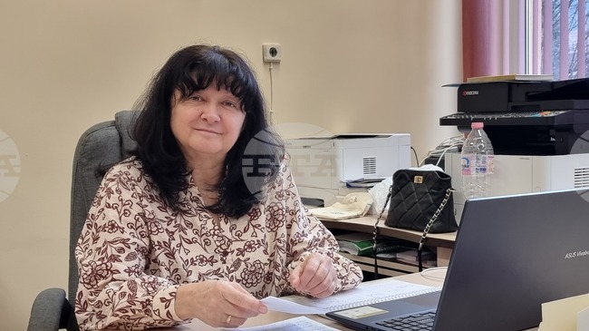 Олимпиадата не е изпит, а шанс за учениците да оценят знанията си, каза Жасмина Мицова-Средова, директор на ПМГ „Проф. Ем. Иванов“ в Кюстендил