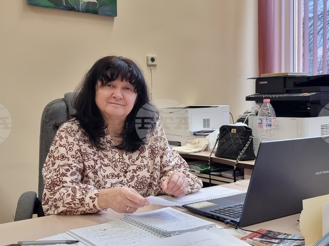 Олимпиадата не е изпит, а шанс за учениците да оценят знанията си, каза Жасмина Мицова-Средова, директор на ПМГ „Проф. Ем. Иванов“ в Кюстендил