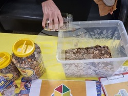 Хасково - акция "Жълти стотинки - деца помагат на деца"