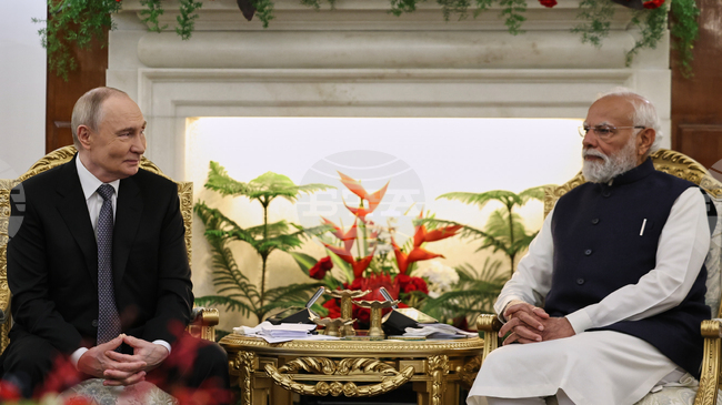  Путин увери днес, че ще продължи да доставя петрол на Индия