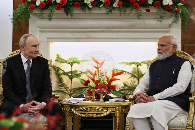  Путин увери днес, че ще продължи да доставя петрол на Индия