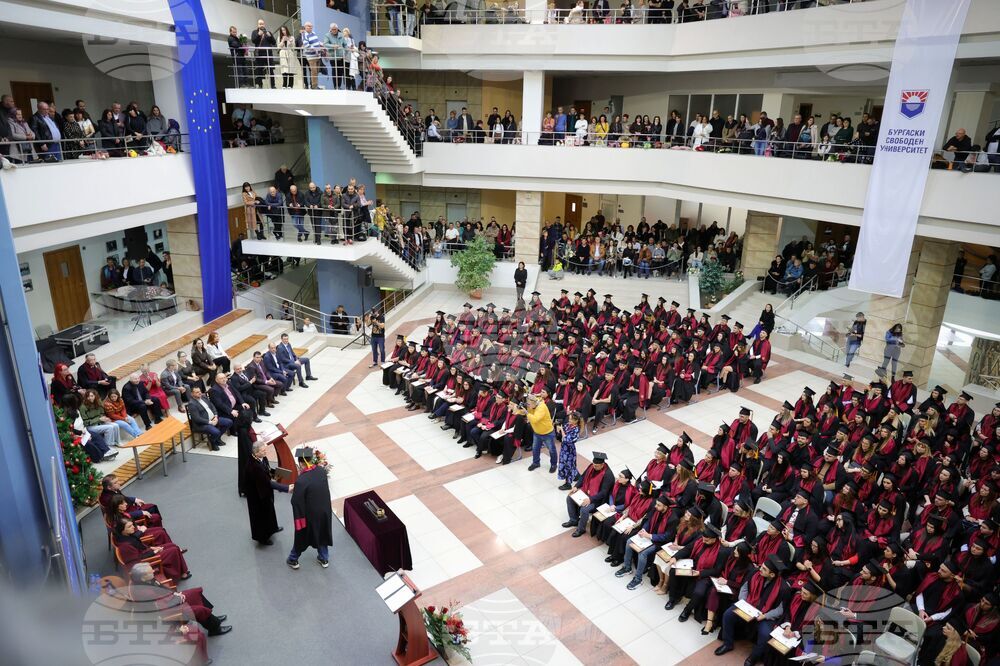 Бургас - Бургаски свободен университет - връчване на дипломи