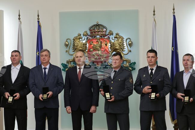 Румен Радев отличи пожарникари и доброволци с Почетния знак на президента за овладяването на пожарите през 2025 г. 