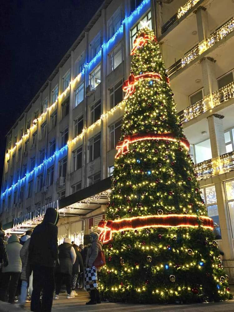Коледната елха в град Летница ще грейне с изцяло нова украса