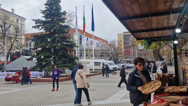 Светлините на елхата на централния площад в Хасково ще бъдат включени в навечерието на Никулден