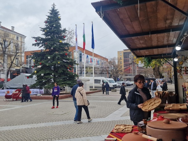 Светлините на елхата на централния площад в Хасково ще бъдат включени в навечерието на Никулден