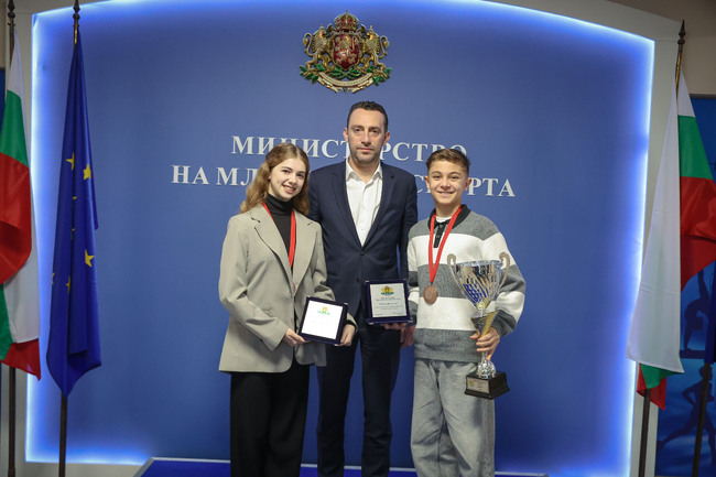 Министър Пешев награди медалистите от Световното първенство по спортни танци за юноши