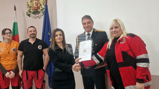 Областният управител и директорът на областната пожарна служба в Хасково наградиха доброволци, участвали в гасенето на пожарите през лятото