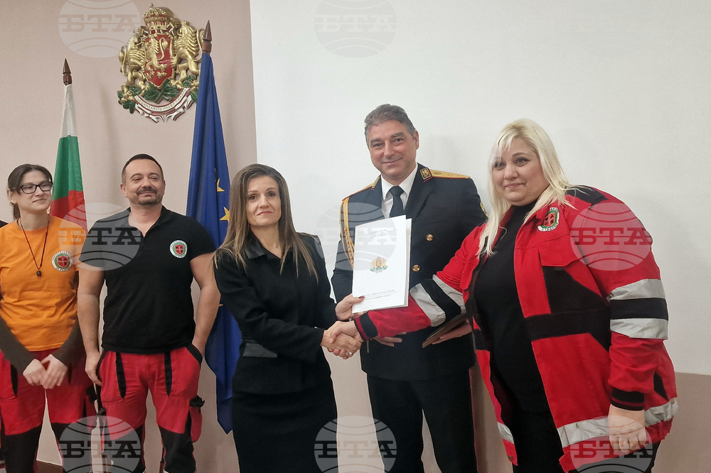 Областният управител и директорът на областната пожарна служба в Хасково наградиха доброволци, участвали в гасенето на пожарите през лятото