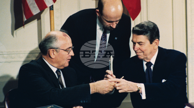 На 8 декември 1987 г. във Вашингтон е сключен Договор за ликвидиране на ракетите със среден и малък обсег