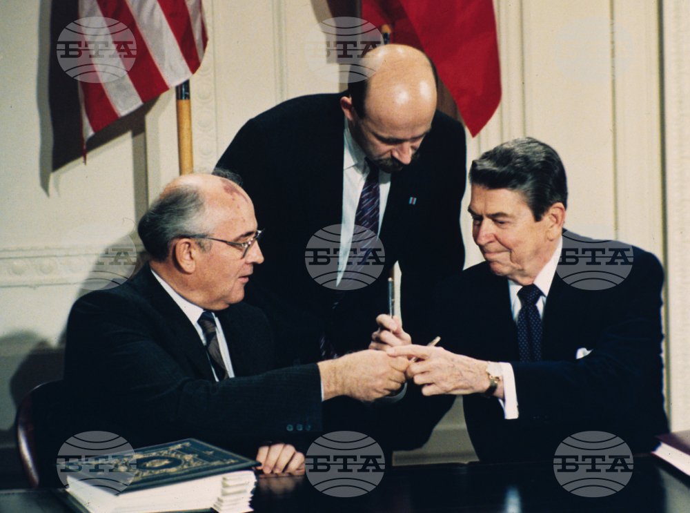 На 8 декември 1987 г. във Вашингтон е сключен Договор за ликвидиране на ракетите със среден и малък обсег