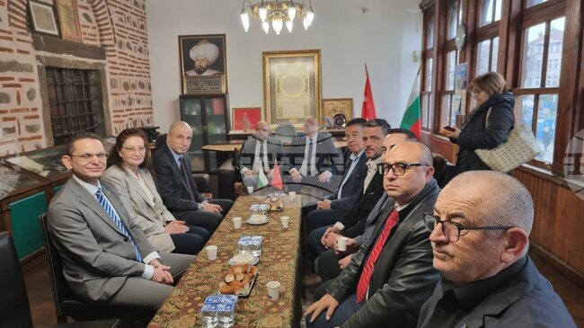 По повод 5 декември представители на местната власт и турският консул в Пловдив изпиха по чаша турско кафе в Джумая джамия 