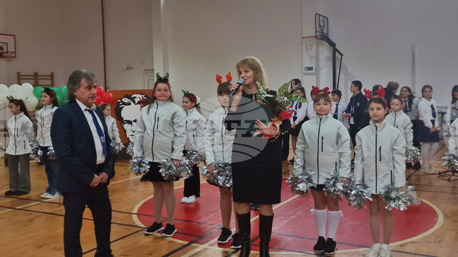 Патронният празник на Основно училище „Никола Йонков Вапцаров“ в Разград беше отбелязан с празничен концерт