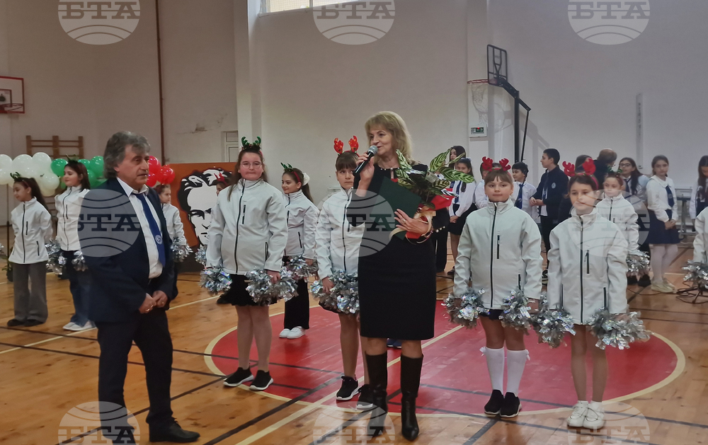 Патронният празник на Основно училище „Никола Йонков Вапцаров“ в Разград беше отбелязан с празничен концерт