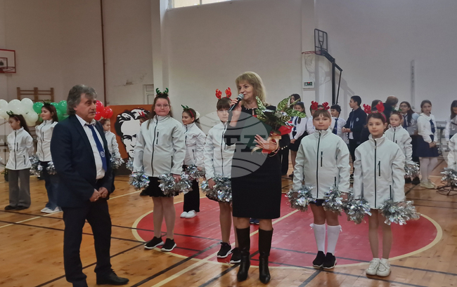 Патронният празник на Основно училище „Никола Йонков Вапцаров“ в Разград беше отбелязан с празничен концерт