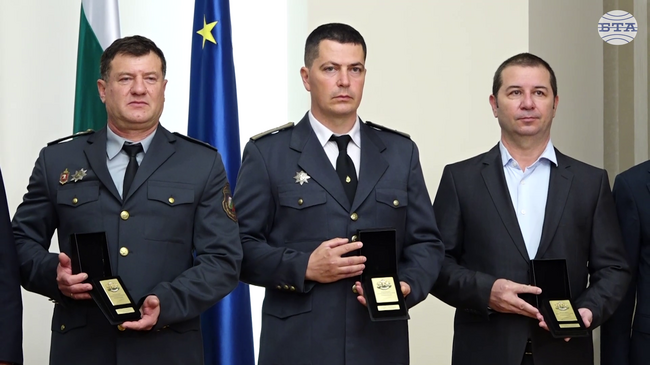 Румен Радев отличи пожарникари и доброволци с Почетния знак на президента за овладяването на пожарите през 2025 г.