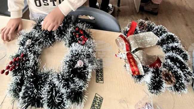 Коледни венци с кауза изработиха шестокласници от Четвърто основно училище в Монтана