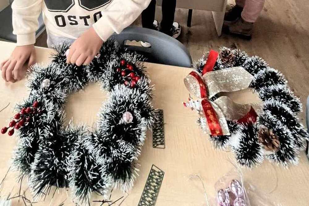 Коледни венци с кауза изработиха шестокласници от Четвърто основно училище в Монтана