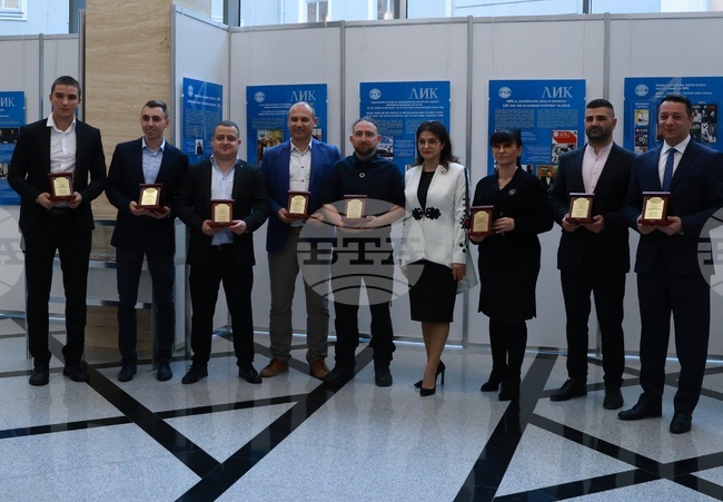 В деня на доброволеца Росица Кирова връчи плакети и отбеляза, че трябва да има повече средства за доброволческите организации и младежките дейности