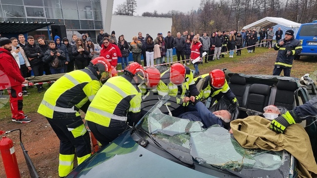 Пожарникари, полицаи и доброволци направиха демонстрации по спасяване на хора във Вършец по повод Деня на доброволеца