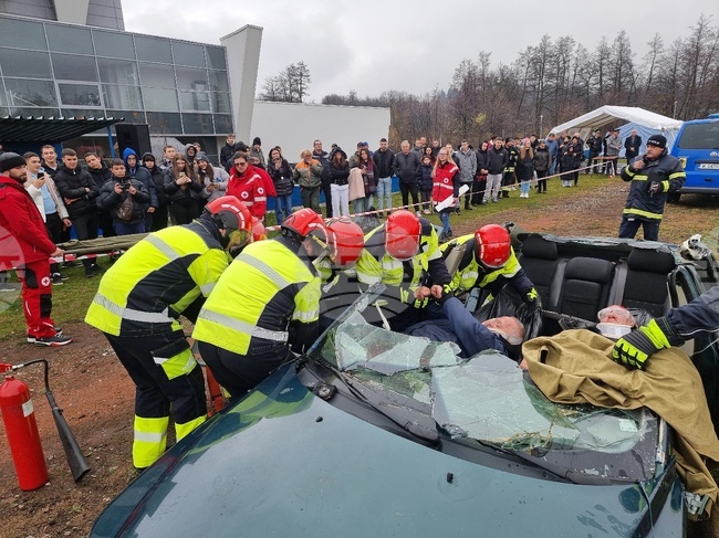 Пожарникари, полицаи и доброволци направиха демонстрации по спасяване на хора във Вършец по повод Деня на доброволеца