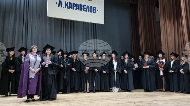 Близо 90 абсолвенти от филиал „Любен Каравелов“ в Кърджали получиха дипломи за висше образование