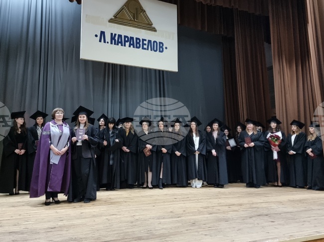 Близо 90 абсолвенти от филиал „Любен Каравелов“ в Кърджали получиха дипломи за висше образование