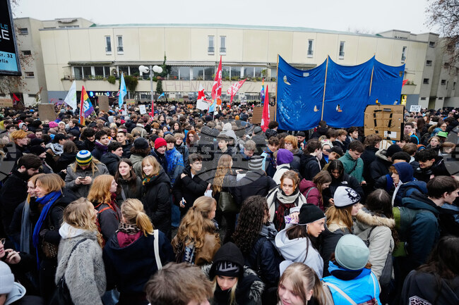 Хиляди германски ученици протестираха срещу законопроекта за доброволна военна служба