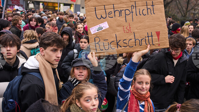 Протести на германски младежи срещу доброволната военна служба се проведоха в цяла Германия