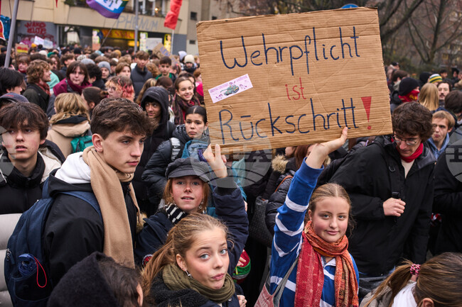 Протести на германски младежи срещу доброволната военна служба се проведоха в цяла Германия