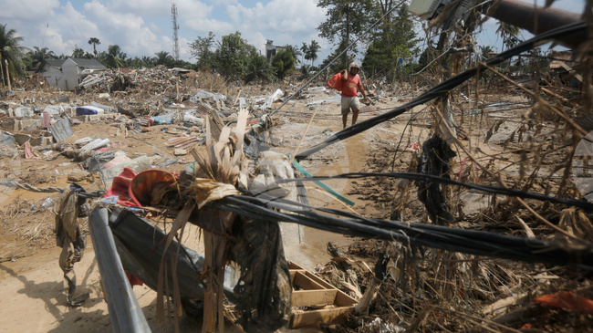 Индонезийската армия засили хуманитарните операции в три провинции на остров Суматра, опустошени от смъртоносните наводнения и свлачища