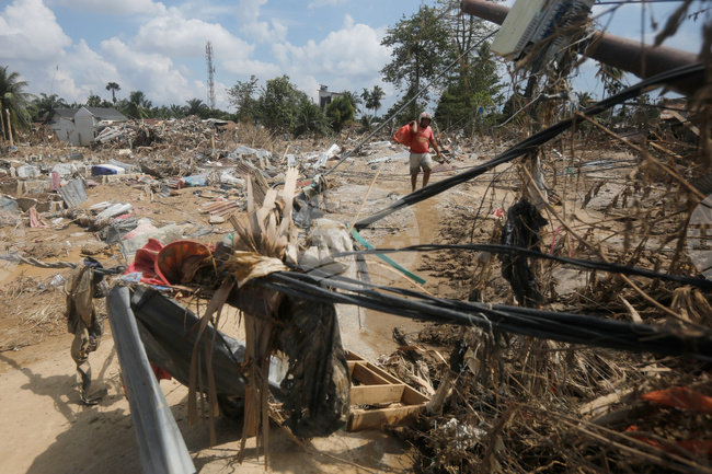 Индонезийската армия засили хуманитарните операции в три провинции на остров Суматра, опустошени от смъртоносните наводнения и свлачища