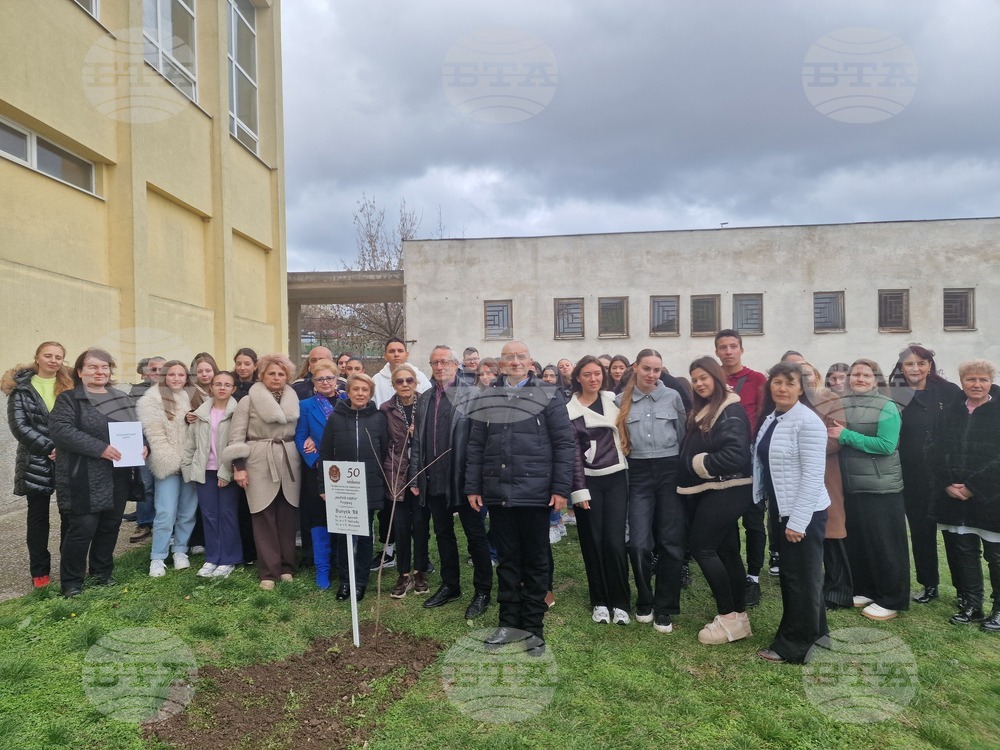 Дърво на поколенията засадиха първите випускници на Гимназията по химични и биотехнологии в Разград по повод 50-годишния ѝ юбилей