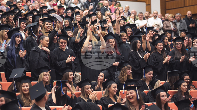 Общо 496 абсолвенти от Випуск 2025 на ФОЗ получиха тържествено дипломите си