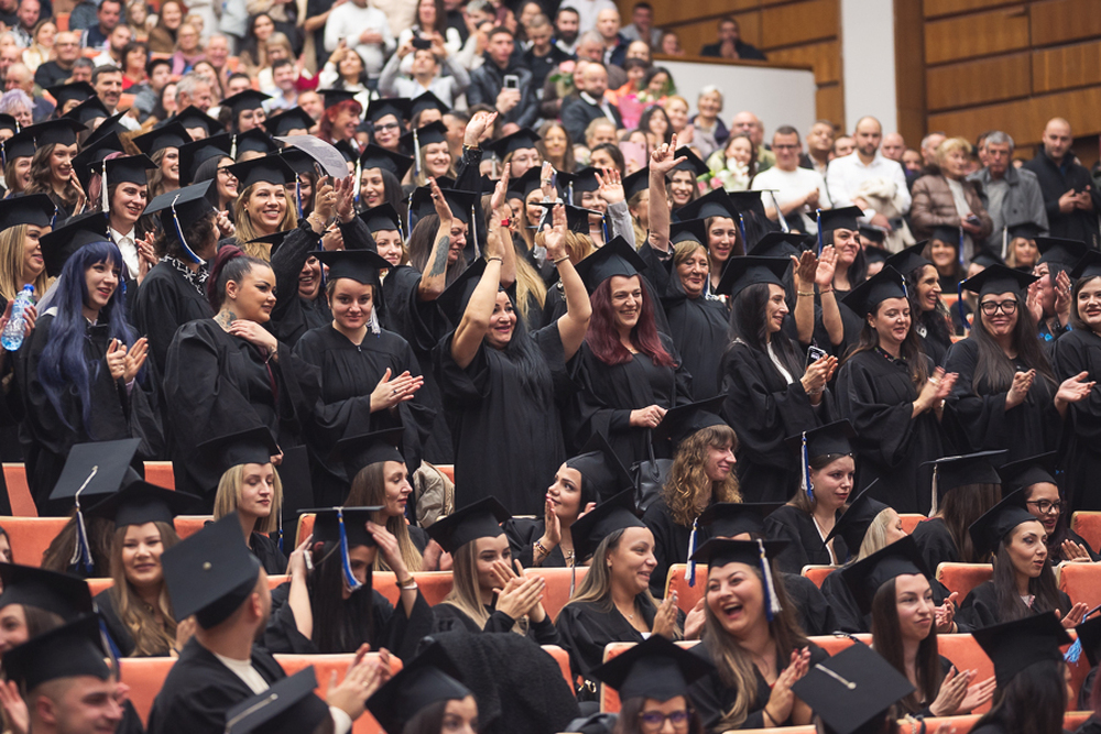 Общо 496 абсолвенти от Випуск 2025 на ФОЗ получиха тържествено дипломите си