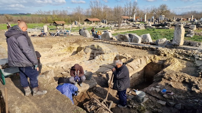 Върху античен мол и обществена сграда с красив фонтан работят археолозите в римския град Никополис ад Иструм край с. Никюп