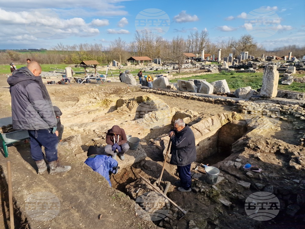 Върху античен мол и обществена сграда с красив фонтан работят археолозите в римския град Никополис ад Иструм край с. Никюп