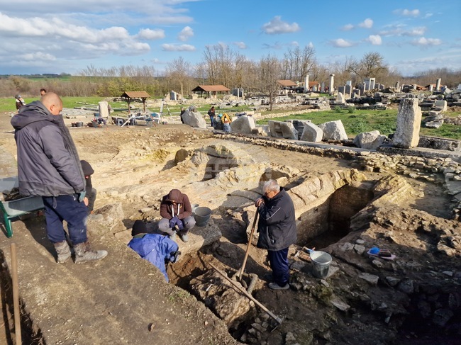 Върху античен мол и обществена сграда с красив фонтан работят археолозите в римския град Никополис ад Иструм край с. Никюп