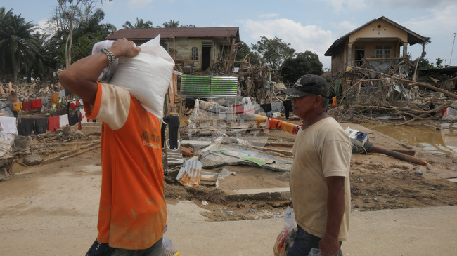 Жертвите на наводненията и свлачищата в Индонезия надхвърлиха хиляда души