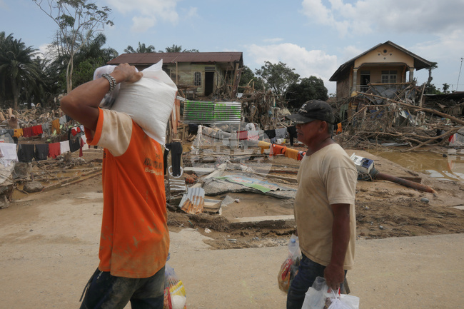 Жертвите на наводненията и свлачищата в Индонезия надхвърлиха хиляда души
