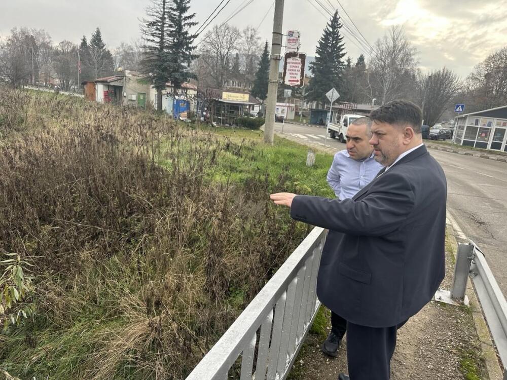 МС: Вицепремиерът Атанас Зафиров, заедно с Людмил Веселинов, областен управител на Перник, обходиха критични непочистени речни участъци по поречието на Струма